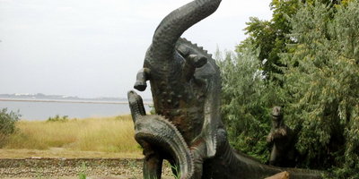 Скульптурная группа «Борьба бронтозавра с цератозаврами»